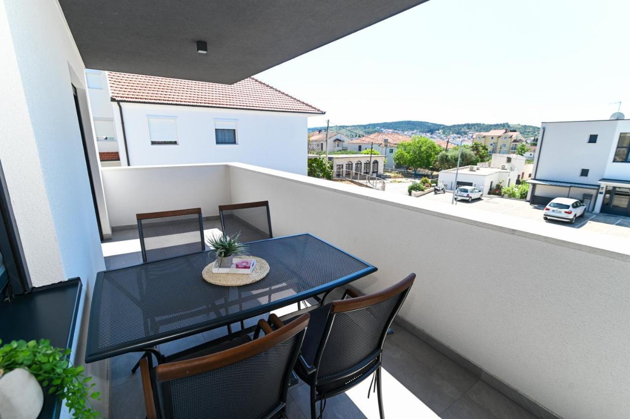 Apartment Laura, Free Parking, Balcony, 4 Ppl トロギール エクステリア 写真